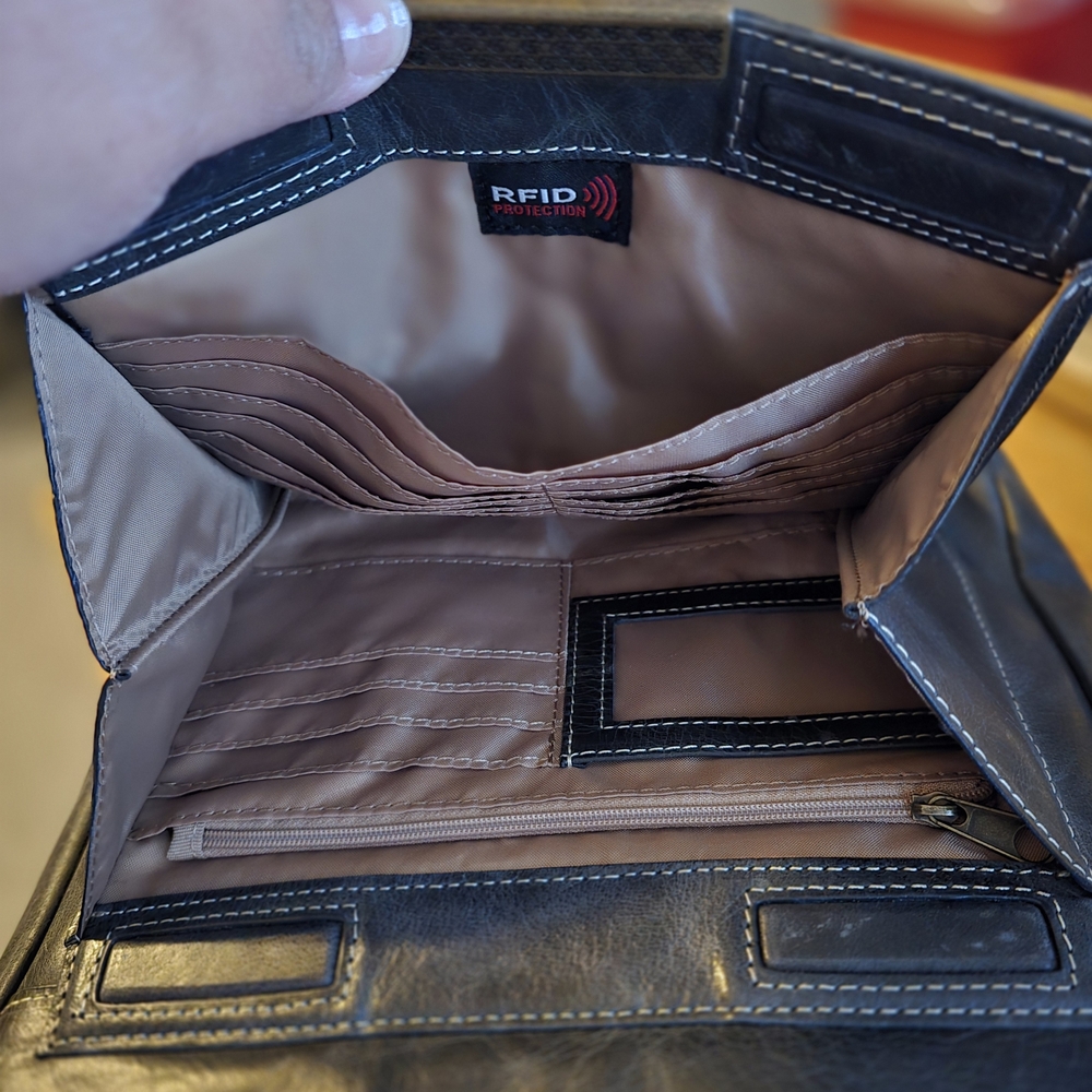 Gun Tote'n Mamas Conceal Carry Leather Crossbody Bag - Picture 4 of 5
